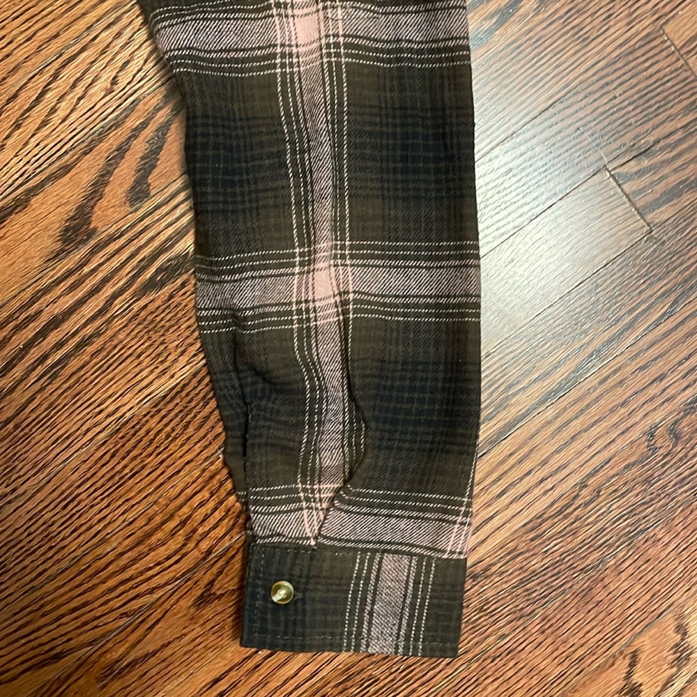 NWOT Passport women’s light flannel long sleeve button down top size M. - Picture 9 of 10